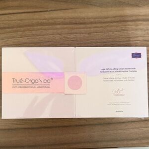 Truē-Organiqa Age Defying Lifting Cream - Pale Pink & White